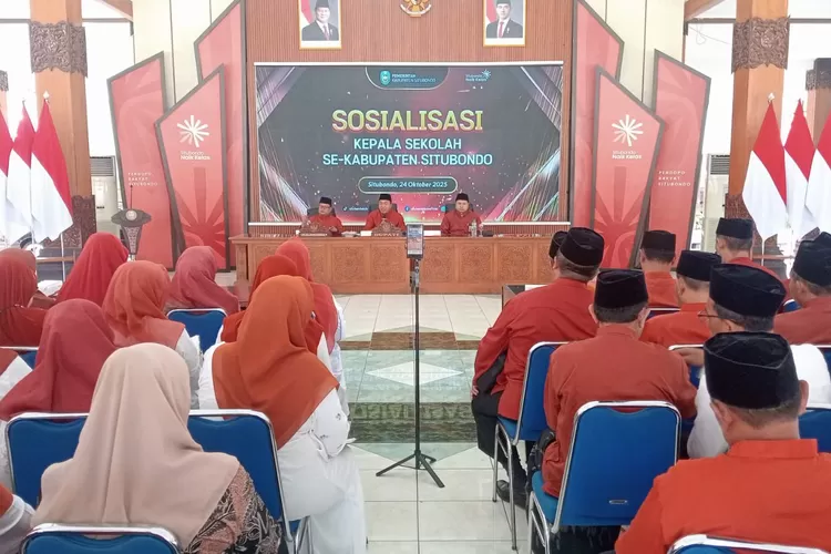 Bupati Situbondo, Yusuf Rio Wahyu Prayogo saat sosialisasi dana bantuan sekolah.  (dok. Ist)