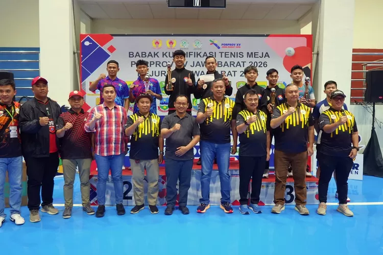 Ketua DPRD Kota Bekasi, Dr. Sardi Efendi foto bersama para panitia dan kontingen dalam acara kualifikasi Porprov XV Jabar 2026 dan Kejurda Jabar 2025 Teni Meja.  (Ist)