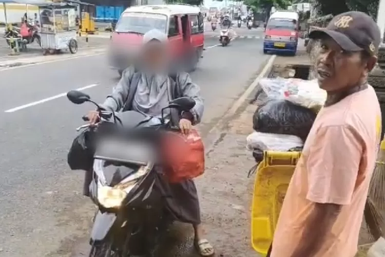 Tangkapan layar video salah seorang warga kedapatan membuang sampah di luar jadwal. (Dok: DLH Purwakarta )