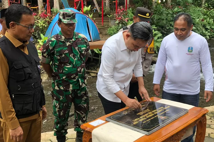 Bupati Gus Fawait saat meresmikan Kampung Wisata Durian di Desa Pakis, Kecamatan Panti, Kabupaten Jember.  (dok. Ist)