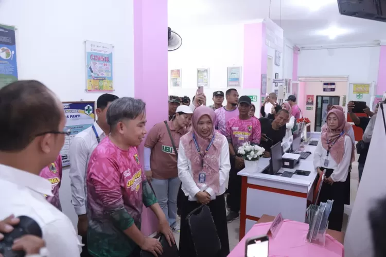 Bupati Jember Gus Fawait, saat meninjau langsung pelayanan kesehatan di Puskesmas Panti pada Senin, 27 Oktober 2025.  (dok. Ist)