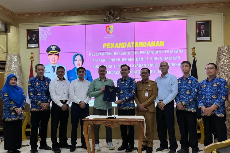 Bupati Gus Fawait dan PT Fly Jaya Air teken kerja sama penerbangan rute Jember-Jakarta di Pendopo Wahyawibawagraha. (dok. Ist)