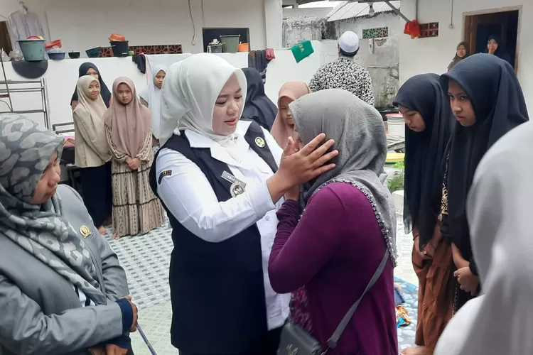 Wakil Bupati Situbondo Ulfiyah, saat mengunjungi Pondok Pesantren Salafiyah Syafi&rsquo;iyah Syekh Abdul Qodir Jaelani. (dok. Ist)