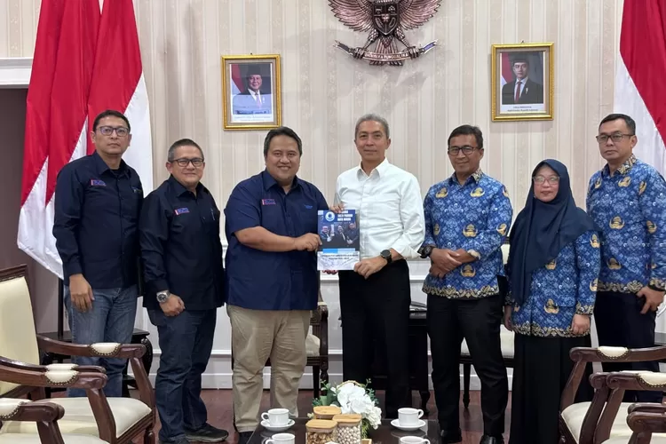 Direksi Perumda Tirta Pakuan bersama Wali Kota Bogor Dedie A Rachim (Istimewa)