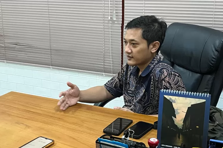 Kabid Prasarana, Sarana, dan Utilitas Umum Dinas Cipta Karya Jember, Rudi Rahmawan, menjelaskan soal proyek Jember Street Food.  (Diskominfo Jember)