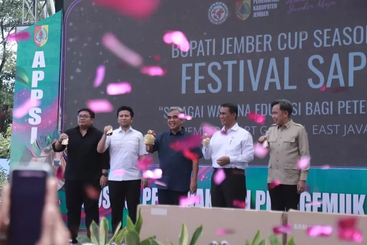 Menteri Pertanian (dua dari kanan;red) saat menghadiri Festival Sapi di Jember Sport Garden, pada Sabtu, 1 November 2025. (Diskominfo Jember)