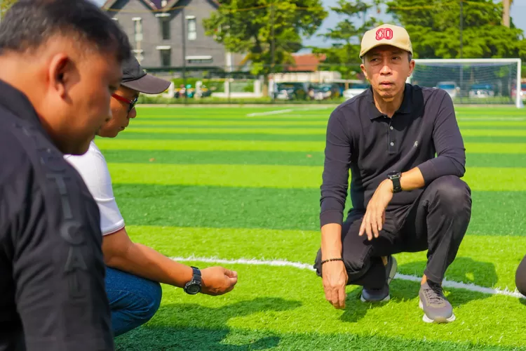 Wali Kota Bogor, Dedie A Rachim mengecek kondisi lapangan mini soccer di Taman Manunggal yang sedang dalam tahap revitalisasi.  (Dok Pemkot Bogor)