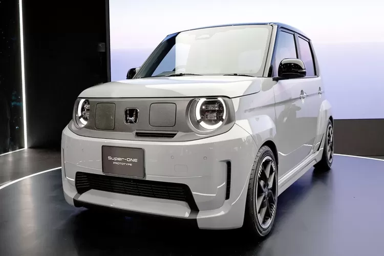 Potret mobil listrik kompak terbaru Honda Super One Prototype yang hadir di ajang Japan Mobility Show 2025. (Honda)