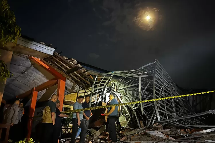 Kondisi bangunan ambruk yang melanda SMKN 1 Gunung Putri, Kabupaten Bogor.  (Ahmad Jidan Metropolitan)