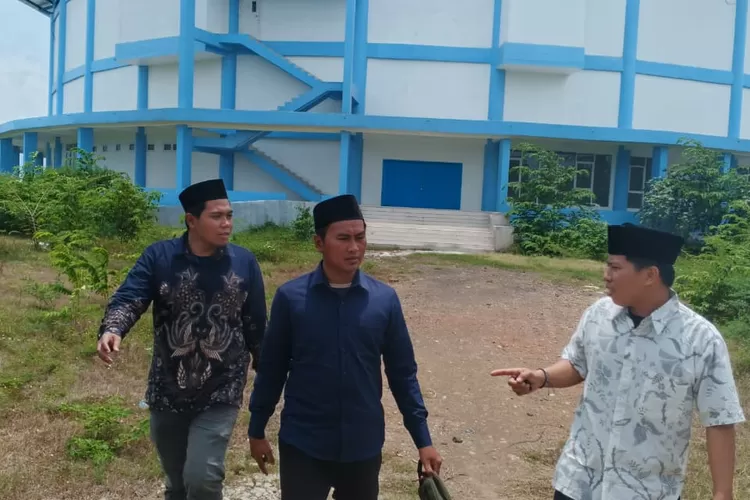 Asrawi, Direktur LBH Mitra Santri (tengah;red) saat mengunjungi GOR Situbondo di Desa Kliensari.  (dok. Ist)
