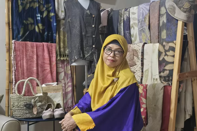 Aminah Tri Astuti, pemilik usaha Qaniacraft Ecoprint yang mampu berkembang bersama BRI. 