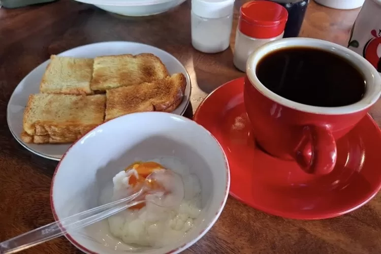 Wong Kie Kopitiam jadi salah satu rekomendasi kopitiam favorit di Bandung yang wajib kamu kunjungi untuk menikmati cita rasa peranakan dalam balutan suasana klasik nan nyaman. (Google Maps)