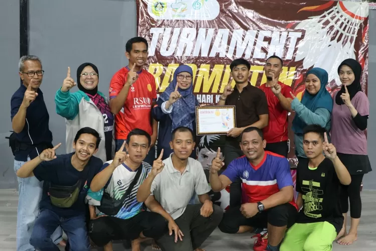 Dalam menyemarakan HKN ke 61, RSUD R Moh Noh Nur Leuwiliang mendapatkan juara 1 turnamen badminton Kesehatan Kabupaten Bogor (Ist)
