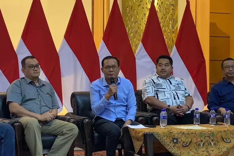 Pj Sekda Jember Jupriono (baju biru;red) paparkan target 1 juta ton gabah 2026 di acara Pro Gus&rsquo;e Update. (Diskominfo Jember)
