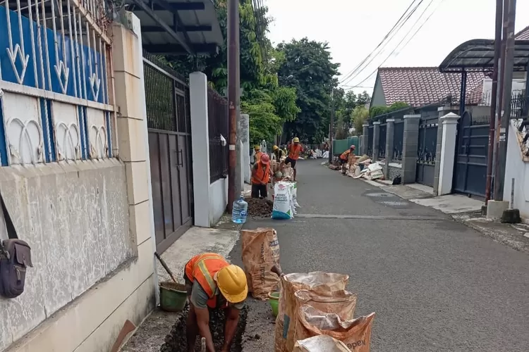 Proses pengerjaan pemasangan pipa raksasa dari Perumda Tirta Pakuan Kota Bogor. 