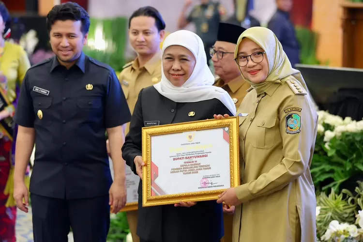 Bupati Banyuwangi Ipuk Fiestiandani Raih Penghargaan Kepala Daerah Terbaik III Pembina Siskamling Terpadu Merah Putih Jogo Jawa Timur Tahun 2025. (Pemkab Banyuwangi)