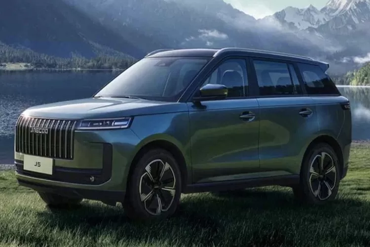 Jaecoo J5 mulai diserahkan ke konsumen di berbagai penjuru negeri, kukuhkan merek asal China ini di industri mobil listrik nasional. (Carmag)