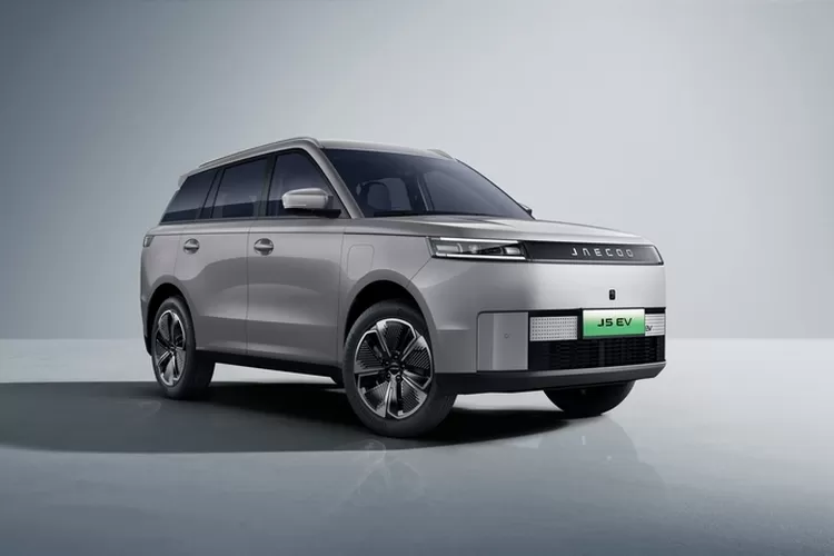 Simak selengkapnya mengenai perbedaan dari berbagai sisi di mobil listrik Jaecoo J5 EV varian Standard dan Premium. (Jaecoo)