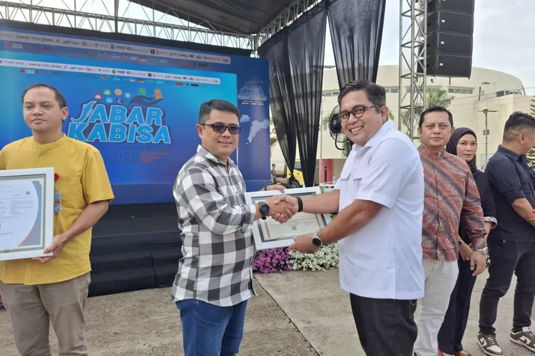 Penyerahan penghargaan kepada Perumda Pasar Pakuan Jaya Kota Bogor dari Kemendag atas sertifikat SNI Mutu Satu Pasar Rakyat untuk Pasar Jambu Dua. 