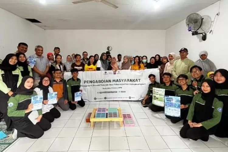 Dosen dan Mahasiswa IPB University Ajak Warga RW 008 Mulyaharja Membuat Sabun Ramah Lingkungan