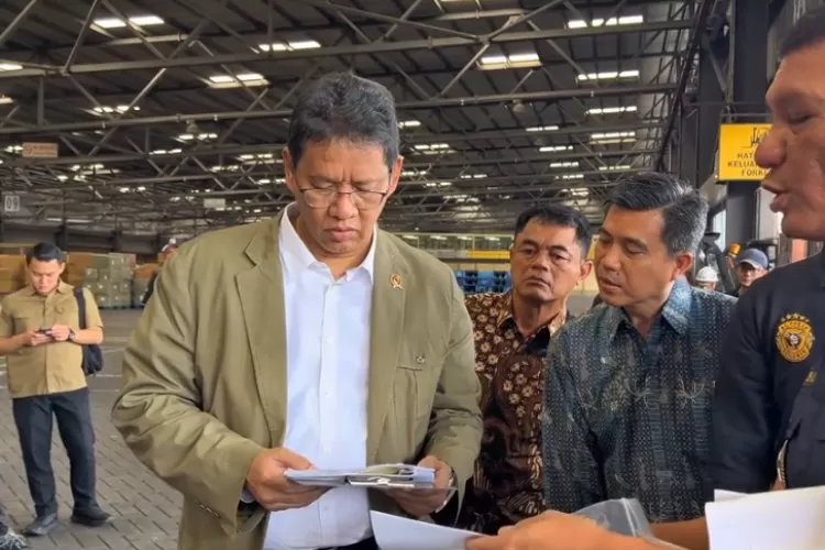 Menkeu Purbaya saat Melakukan Sidak di Bea cukai Surabaya. (Lambe Turah)
