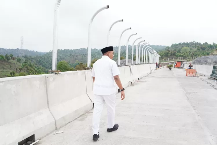 Bupati Situbondo Yusuf Rio Wahyu Prayogo saat meninjau Tol Prosiwangi.  (Diskominfo Situbondo)