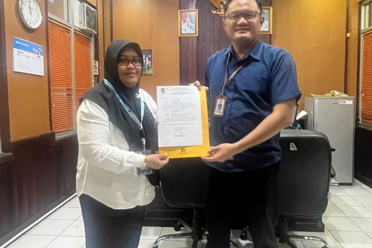 Foto bersama Kepala Diskominfo Kota Bogor, Rudiyana bersama salah satu pegawai non ASN di Pemkot Bogor. 