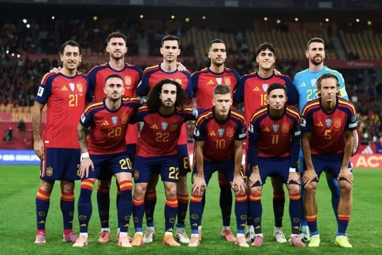 Luis de la Fuente sumringah Timnas Spanyol lolos ke Piala Dunia 2026 dengan mempertahankan rekor 31 laga tak terkalahkan. (Instagram : timnasionalspanyol)