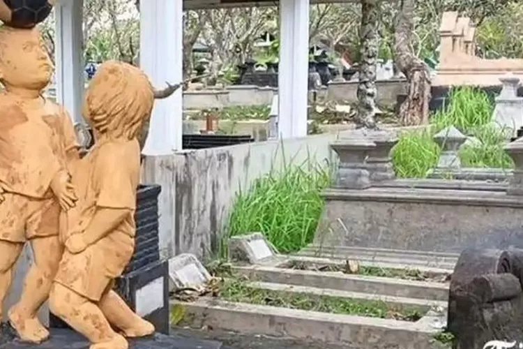 Viral Patung Bocah Bermain Bola di TPU Bonoloyo Solo. (Tribun)