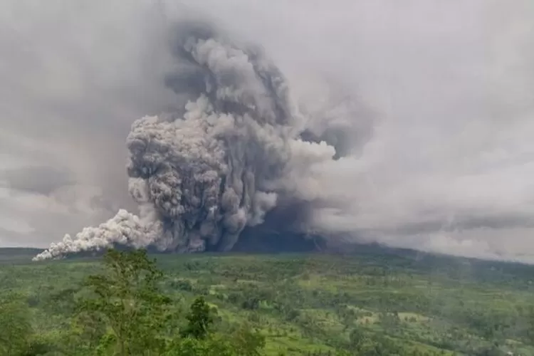 Akses utama Malang-Lumajang ditutup sementara akibat erupsi gunung Semeru pada Rabu 19 November 2025. (Magma.esdm)