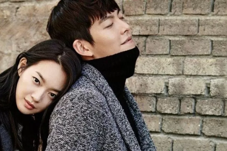Kim Woo Bin Umumkan Anak Menikah dengan Shin Min Ah.