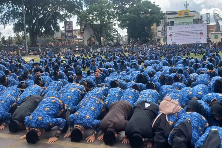 Ribuan PPPK Paruh Waktu Pemkot Sukabumi sujud syukur usai dilantik di Lapang Merdeka, Kota Sukabumi.  (Riri Metropolitan)