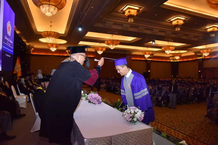 Prosesi wisuda di lingkungan IBI Kesatuan Bogor. 