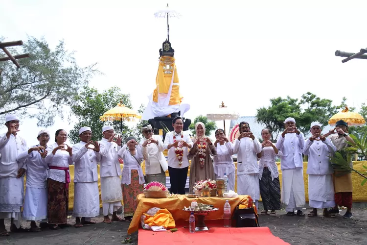 Bupati Jember Gus Fawait saat mengunjungi area persembahyangan umat Hindu di Pantai Paseban, Kecamatan Kencong. (Diskominfo Jember)