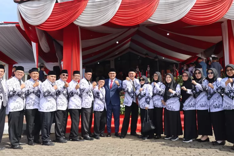 Ketua DPRD Kabupaten Bogor Sastra Winara besama para guru di Kabupaten Bogor (Deden/DPRD Kabupaten Bogor)