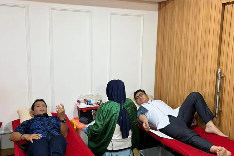 Ketua DPRD Kabupaten Bogor Sastra Winara mengikuti donor darah (Deden/DPRD Kabupaten Bogor)