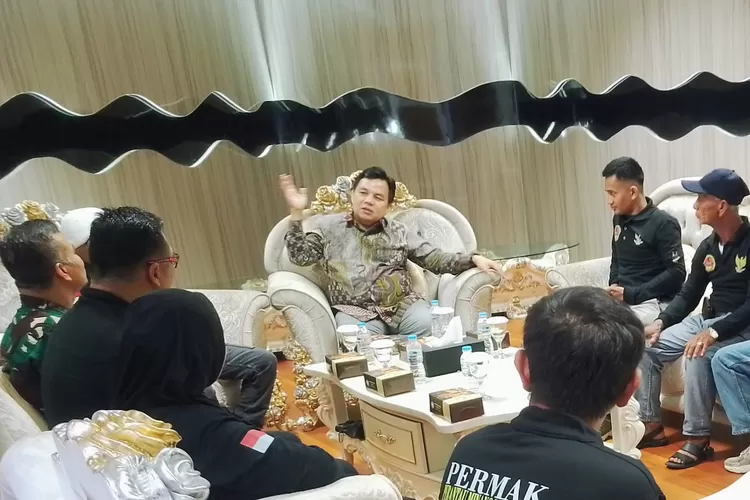 Suasana pertemuan antara Ketua DPRD Kota Bogor, Adityawarman Adil bersama para pengurus Permak Kota Bogor. 