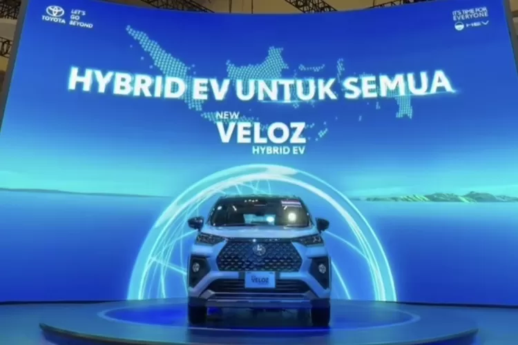 Salah satu lini mobil listrik yang dibawakan Toyota dalam pameran GJAW 2025 yaitu New Veloz Hybrid EV. (Instagram : toyotaid)