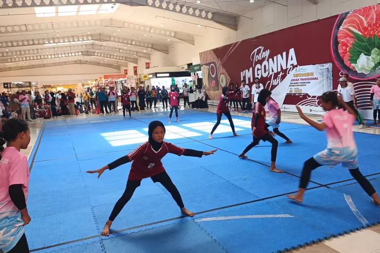 Suasana pertandingan Invitasi Olahraga Tradisional tingkat SD se-Jawa Barat tahun 2025 yang digelar di Karawang Central Plaza, Kabupaten Karawang. 
