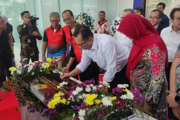 Penandatanganan prasasti yang dilakukan Rektor IPB University, Prof Arif Satria dalam peresmian Gedung Inkubator Bisnis Halal.  (Reza Metropolitan)