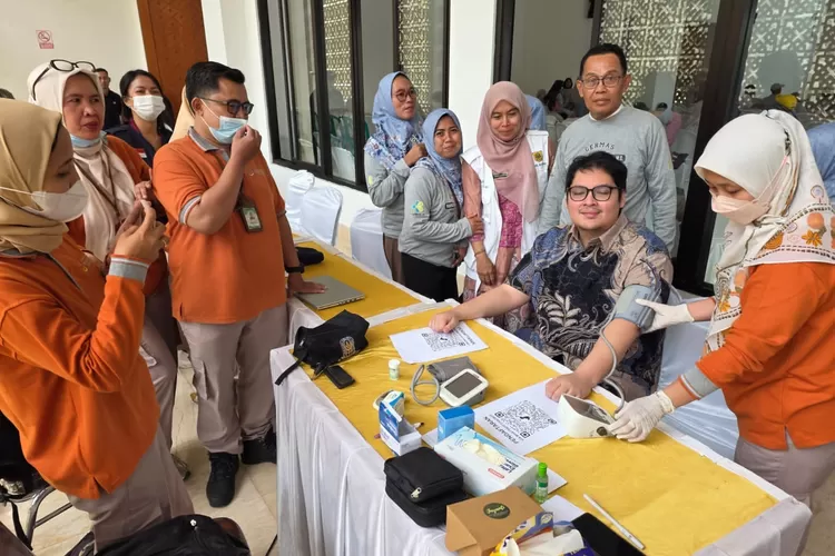 Anggota DPR RI Ravindra Airlangga bersama warga  (Dok pribadi)