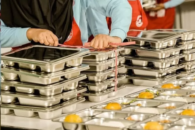 Tunjukkan kepedulian, Badan Gizi Nasioal atau BGN salurkan 1.591 paket MBG kepada korban banjir di Tapanuli Sumatera Utara (Instagram/badangizinasional.ri)