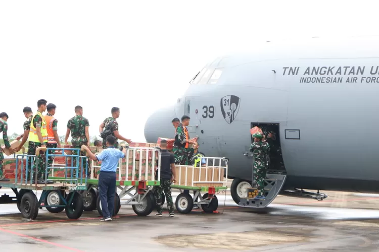 Potret pesawat angkut TNI AU yang membawa bantuan darurat untuk bencana hidrometeorologi di Sumut, Aceh, dan Sumbar. (Ist)