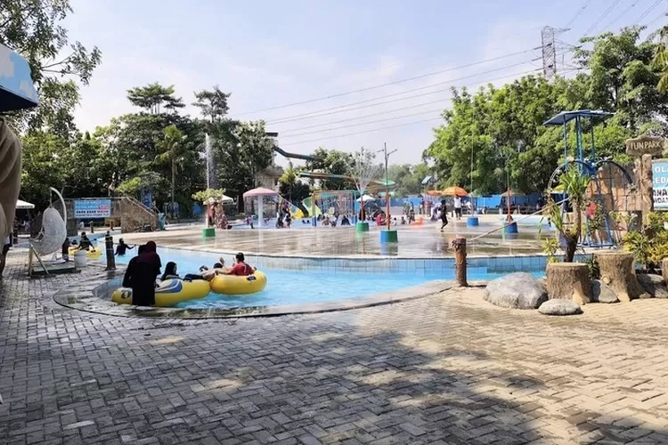 Salah satu rekomendasi waterpark dan kolam renang di Bekasi untuk destinasi liburan akhir pekan bersama keluarga yaitu Fun Park Regensi Cibitung. (Google Maps)