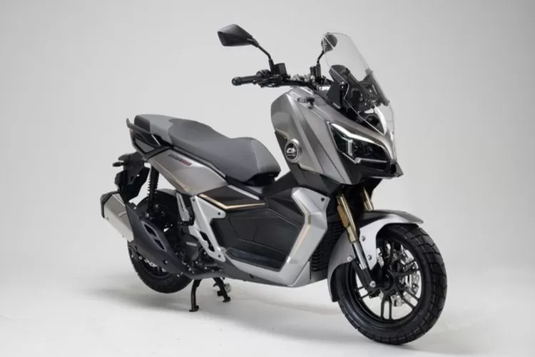 Potret motor skutik QJMotor Fort 250 Adventure CBS yang baru rilis dengan banderol harga Rp46 jutaan. (QJMotor)