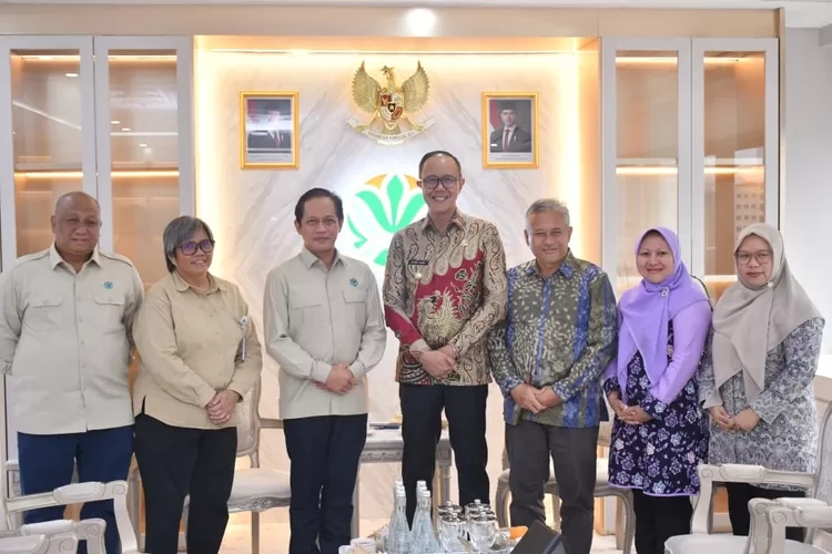 Wali Kota Sukabumi, Ayep Zaki bersama jajaran foto bersama usai bertemu Menteri Lingkungan Hidup, Hanif Faisol.  (Dok Pemkot Sukabumi)