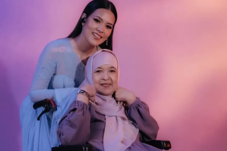 Mengenal sosok ibunda Raisa Andriana, Ria Mariaty yang meninggal dunia usai berjuang melawan kanker paru stadium 4 (Instagram/@raisa6690)