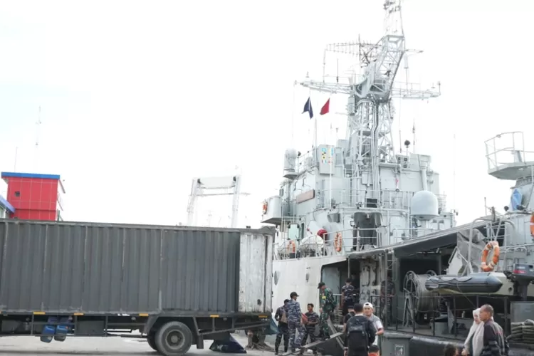 KSAL Muhammad Ali, kerahkan 3 KRI dan 5 helikopter untuk mengirim logistik dan tenaga medis guna selamatkan warga Aceh Sumut  (TNI AL)