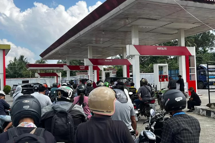 Kendaraan menumpuk di SPBU bergiliran mendapatkan BBM (Ist)