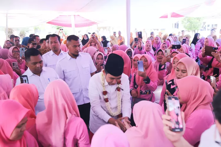 Bupati Jember Gus Fawait saat mengunjungi para kader Posyandu di Kecamatan Bangsalsari.  (Diskominfo Jember)